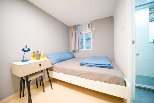 香港Student Accommodation - 292 Hennessy Road的一间小卧室,配有一张床和一张书桌
