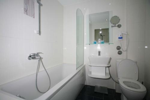 毕达哥利翁普林赛萨里维埃拉度假酒店的白色的浴室设有卫生间和水槽。