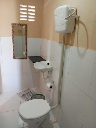 TacimaPousada Dos Sonhos e Restaurante的一间带卫生间和水槽的浴室