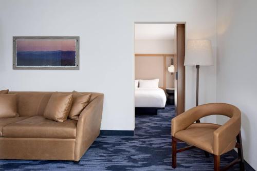 加洛韦Fairfield Inn & Suites Atlantic City Absecon的客厅配有沙发、椅子和床