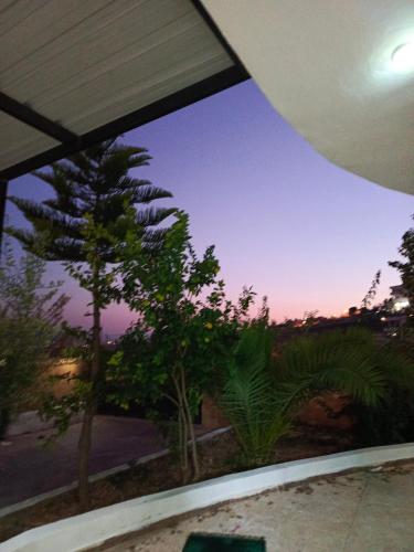 杰拉什Jerash Ruins Hotel的从客房窗户欣赏日落美景