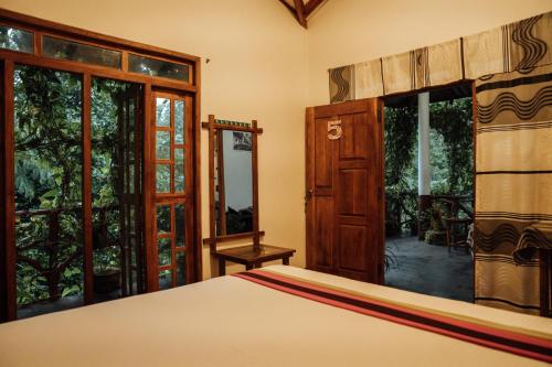 丹不拉Aloe Vera Guest House的一间卧室设有床和滑动玻璃门