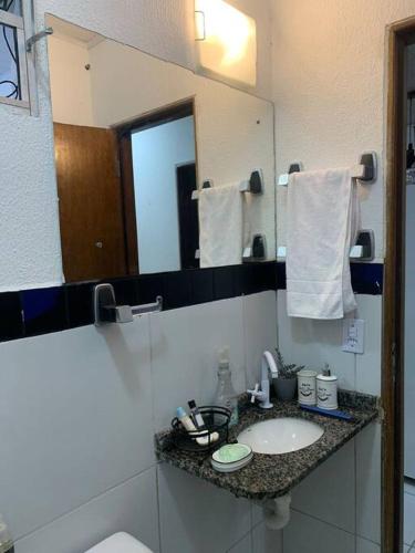 Rio LargoCasa próximo ao aeroporto的一间带水槽和镜子的浴室