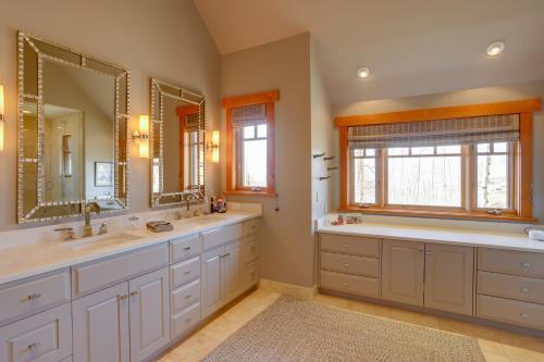 特柳赖德Telluride Mountain Chalet with Gym, Hot Tub and Views!的浴室设有2个水槽和2面镜子