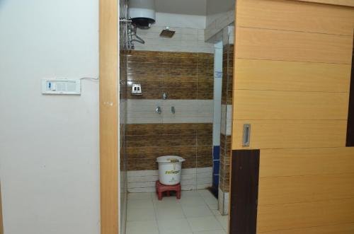 瓜廖尔Hotal Balaji的浴室配有淋浴和卫生间。