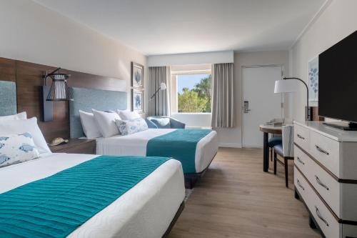 萨尼贝尔萨尼贝尔岛海滩度假酒店的酒店客房配有两张床和一张书桌
