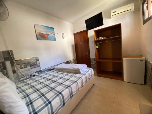 拉纳卡Marina's Rooms Xrisopolitissa Larnaca的一间带床和电视的小卧室