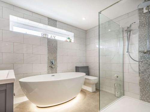 Southwick2 bed property in Bradford-on-Avon 87056的白色的浴室设有浴缸和卫生间。