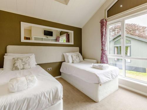 Kentisbury2 Bed in Ilfracombe 87360的带窗户的客房内的两张床