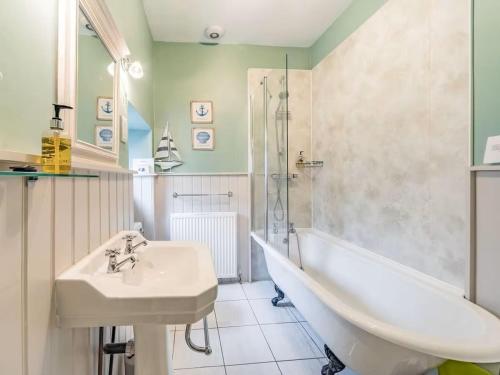 阿尼克Peaseblossom House, a charming Grade II Listed Building, in a great location in Alnwick的带浴缸、水槽和浴缸的浴室