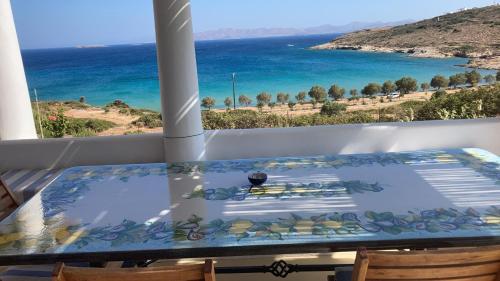 利普西岛casa koklakura的海景阳台上的桌子