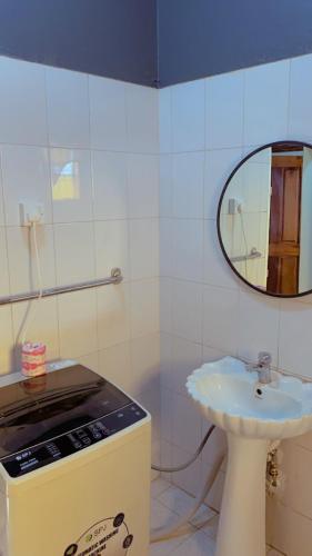 WakisoKamel Furnished Apartments!的一间带水槽和镜子的浴室
