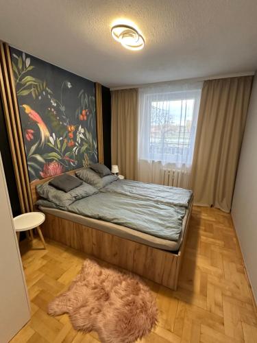 弗罗茨瓦夫New York Style Apartament 90 m2 we Wrocławiu的一间卧室配有一张壁画床
