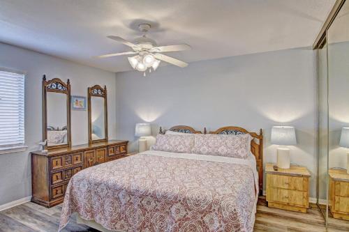 帕德雷岛Mystic Harbor 301的一间卧室配有一张床和吊扇