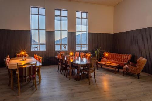 SkjöldólfsstaðirHotel Studlagil的用餐室配有桌椅和沙发