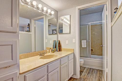 帕德雷岛Mystic Harbor 301的一间带水槽、卫生间和镜子的浴室