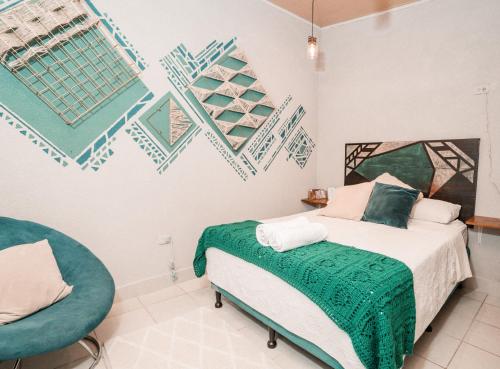 帕纳哈切尔Casa Amaranto的一间卧室配有一张床和一把椅子