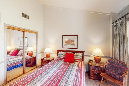 帕克城Copperbottom Inn #312的一间卧室配有一张大床和镜子