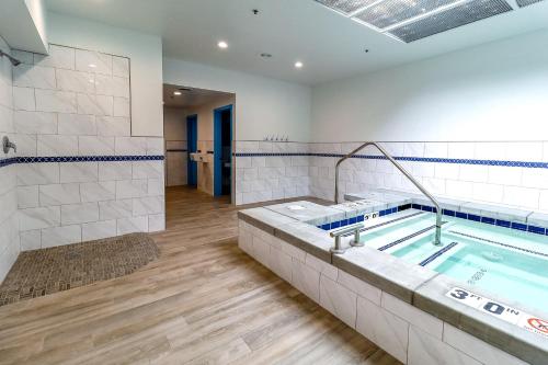 帕克城Copperbottom Inn #312的一间带热水浴缸和浴缸的大浴室