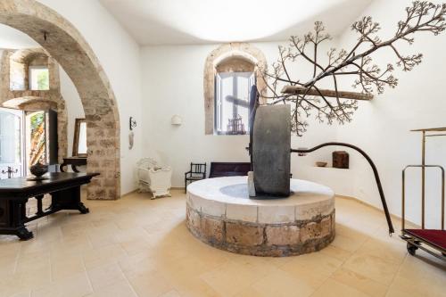 诺托Masseria Costanza, Vendicari Retreat的中间设有桌子和花瓶的房间