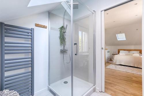 圣但尼Magnifique Villa Anatole France en plein coeur de Paris - 11P的卧室浴室内的玻璃淋浴间