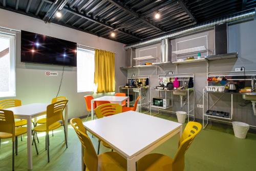 索非亚Green Cube Capsule Hostel的带2张桌子和椅子的房间以及厨房