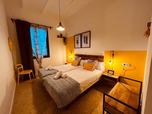 巴塞罗那巴塞罗那自行车旅舍的一间卧室设有一张大床和一个窗户。