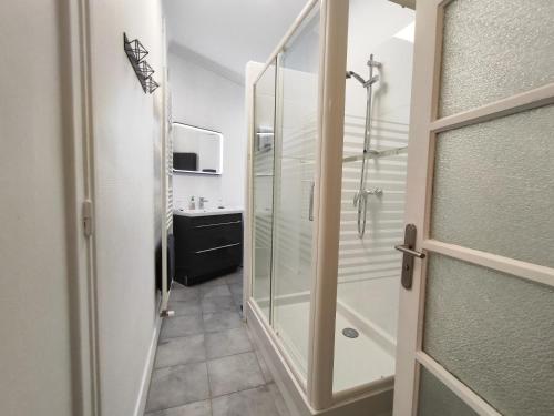 图勒Toul superbe appartement plein centre的带淋浴的浴室和玻璃门