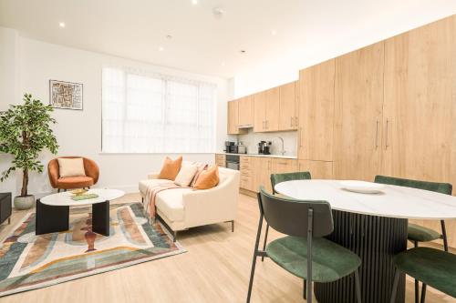 伦敦Be London - The Marylebone Residences的客厅配有沙发和桌子