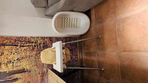 里奥帕尔Apartamento Calamina的墙上的浴室设有肥皂机