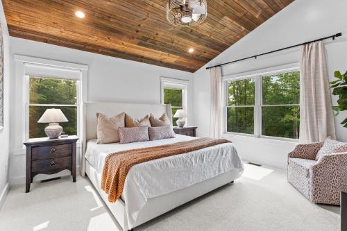埃利科特维尔Secluded Beauty with Hot Tub & Views的一间卧室设有一张床和两个窗户。