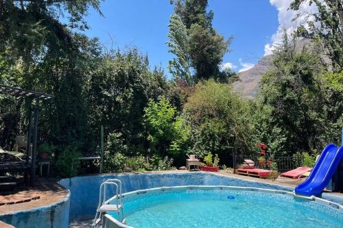 圣阿方索Acogedora cabaña entre montañas的一座小游泳池,位于一个树木和山脉的庭院内