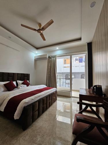 古尔冈Place to stay in Gurugram的一间卧室配有一张床和吊扇