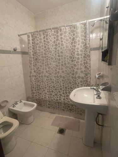 圣地亚哥-德尔埃斯特罗Casa Céntrica totalmente equipada !!!的浴室配有卫生间、盥洗盆和淋浴。