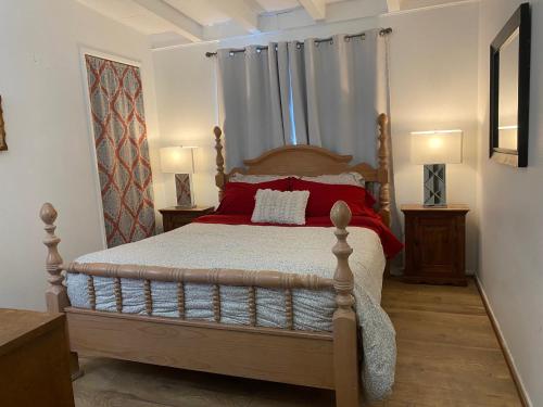 约书亚树Center Street Villas的一间卧室配有红色枕头的床