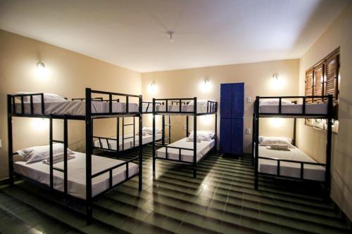 圣路易斯Hotel e Hostel da Fonte的一间客房内的四张双层床