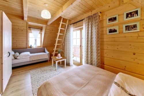 斯扎法拉瑞Marusina Chalets的卧室配有一张床,房间内设有梯子