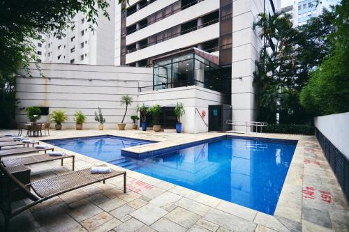 圣保罗Quality Paulista (São Paulo, Jardins)的大楼前的游泳池