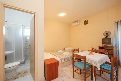 苏科尚Beachfront apartments Jermen的小房间设有桌子和浴室