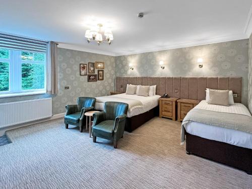 皮特洛赫里艾瑟尔宫酒店的酒店客房带两张床和一张桌子以及椅子。