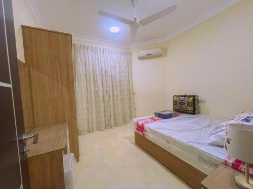 伊斯梅利亚Beach Front Apartment in Hurghada La Quinta Beach Compound的一间卧室设有一张床、一扇门和一扇窗户