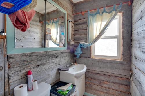CircleCorral Creek Cow Camp Pet-Friendly Circle Cabin的浴室设有木墙、水槽和镜子
