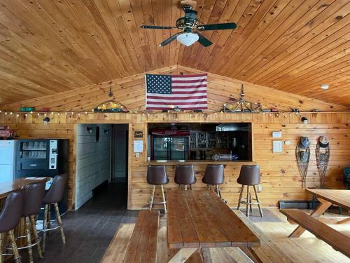 BrimleyBrimley Lodge / Sleeps 36 / Snowmobile & ORV Trail的墙上挂有美国国旗的户外厨房