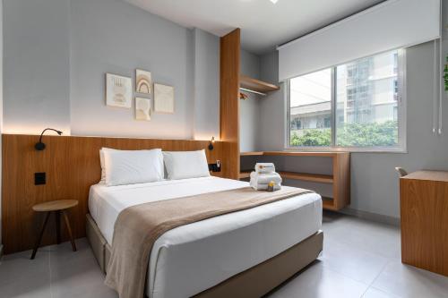 里约热内卢Perfeição no Leblon - Imóvel moderno - AP302 Z1的一间卧室设有一张大床和一个窗户。