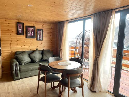 卡兹贝吉Cozy Home Kazbegi的客厅配有沙发和桌子