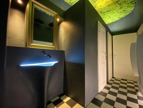 Siebeldingen科尼斯加滕别墅旅馆的浴室铺有黑白格子地板。