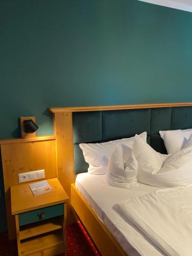 里姆斯廷格Beim Has’n的一间卧室配有一张蓝色墙壁的床
