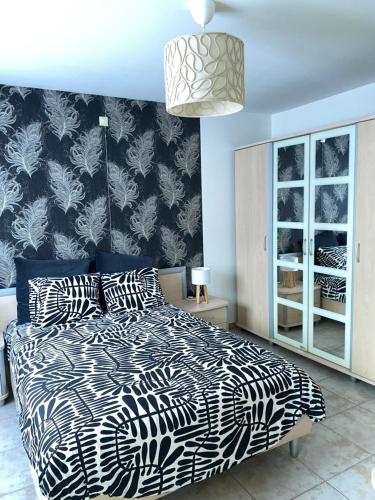 弗勒吕斯Appartement de charme的一间卧室配有一张带黑白色棉被的床