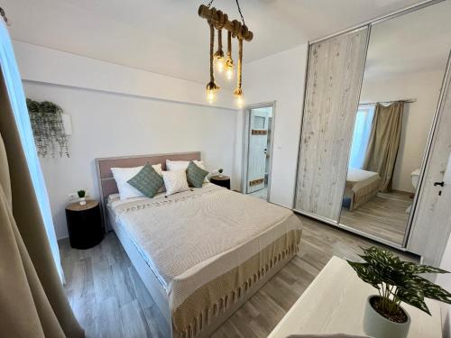 纳克索乔拉Aleria Central Apartment 2的一间卧室配有一张床和一面大镜子