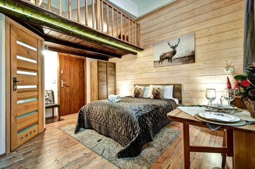 扎科帕内Willa Kasprowy的卧室配有一张床,墙上挂着鹿